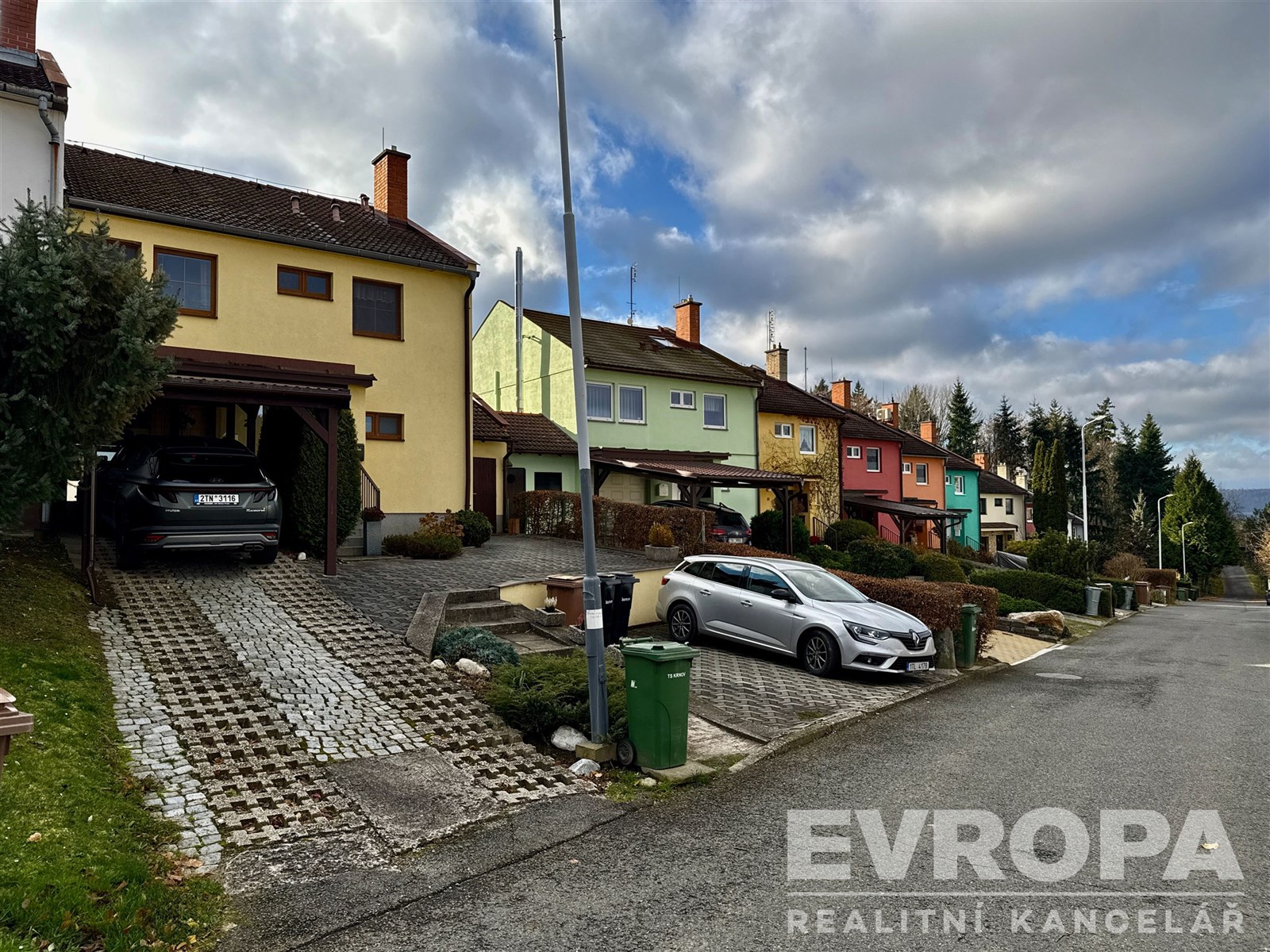 Pohled na dům a parkovací stání