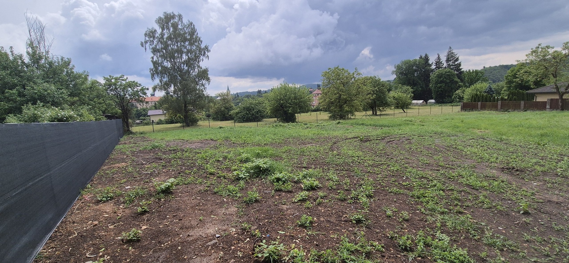 Velkorysý pozemek s duší a výhledem na zámek 1 923 m², Mníšek pod Brdy