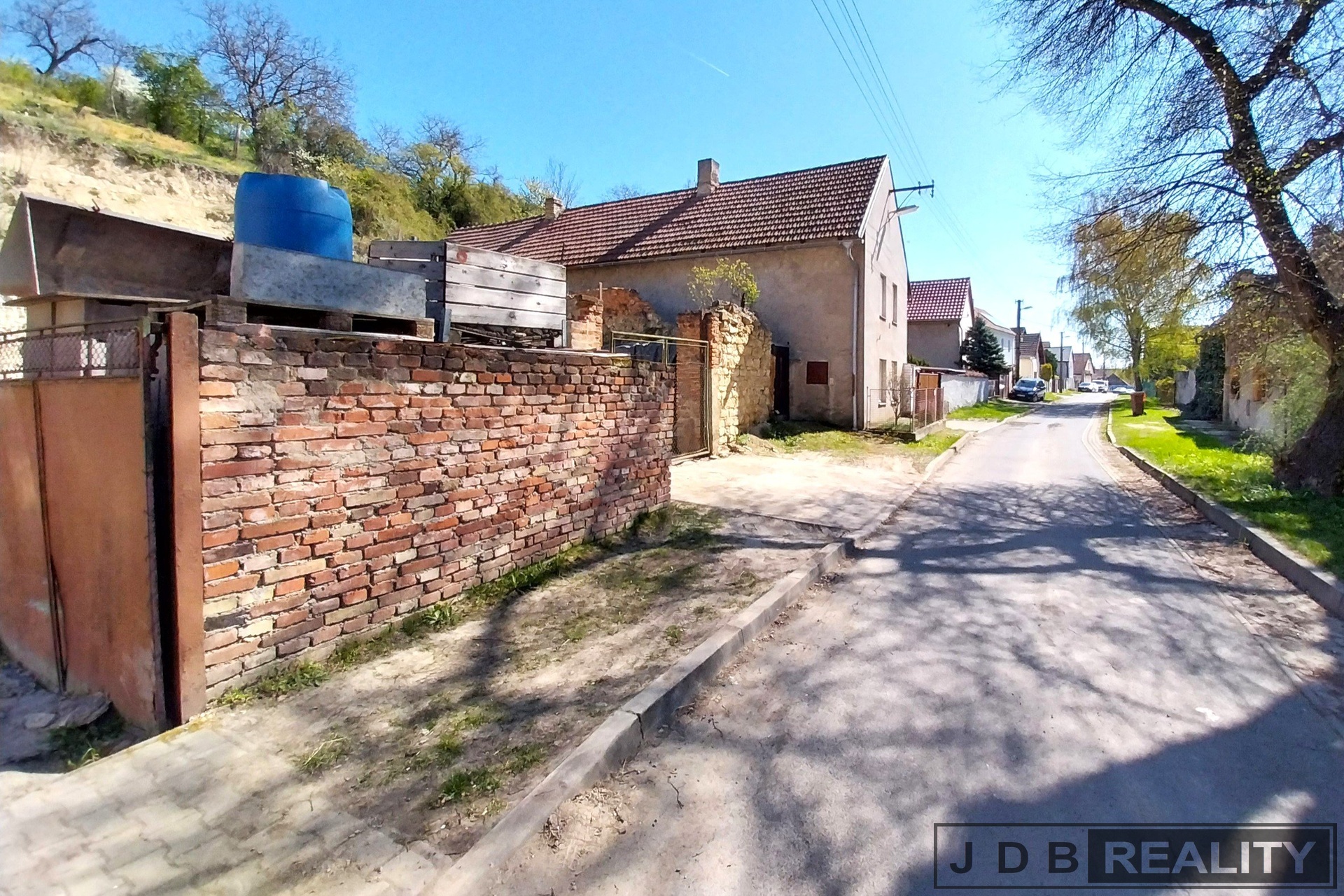 příjezd ..
