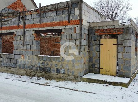 Rozestavěný rodinný dům s projektem v klidné části obce Loukov