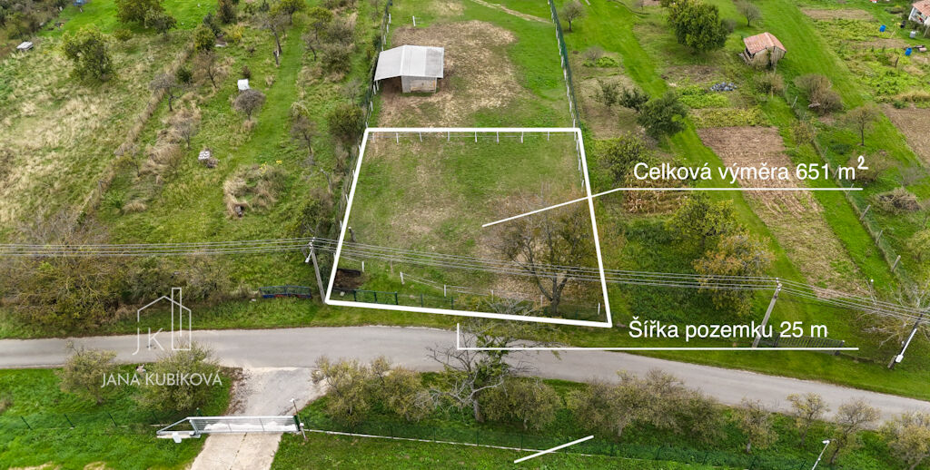 NA PRODEJ – Pozemek vhodný k výstavbě rodinného domu, 651 m² (šířka 25 m), Újezdec, okres UH