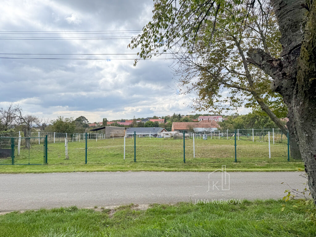NA PRODEJ – Pozemek vhodný k výstavbě rodinného domu, 651 m² (šířka 25 m), Újezdec, okres UH