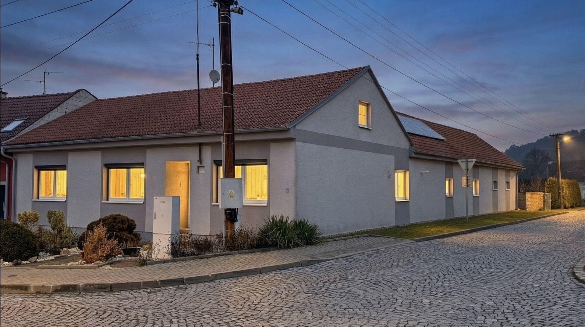 Prostorný přízemní rodinný dům po rekonstrukci, rohový pozemek 1410 m² – Želetice