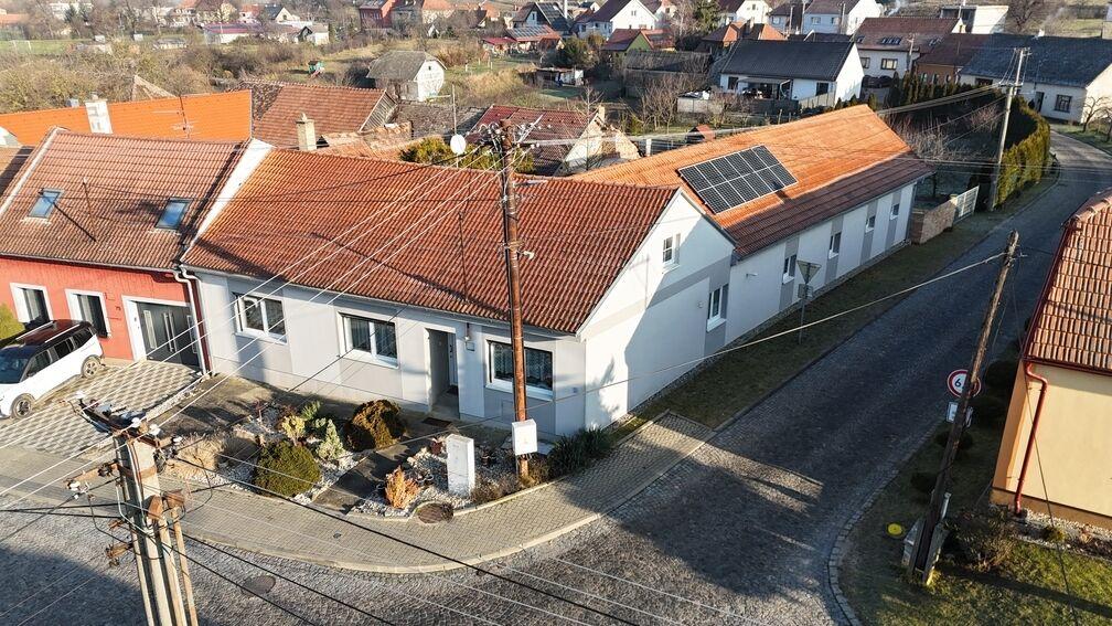 Prostorný přízemní rodinný dům po rekonstrukci, rohový pozemek 1410 m² – Želetice