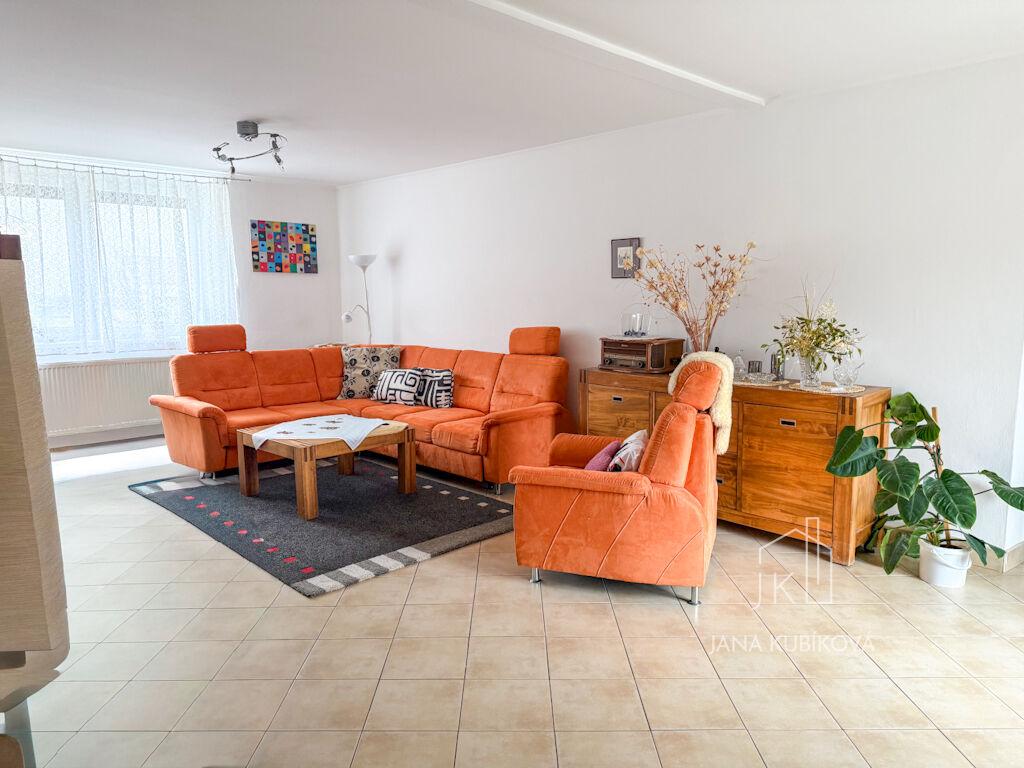 Prostorný přízemní rodinný dům po rekonstrukci, rohový pozemek 1410 m² – Želetice