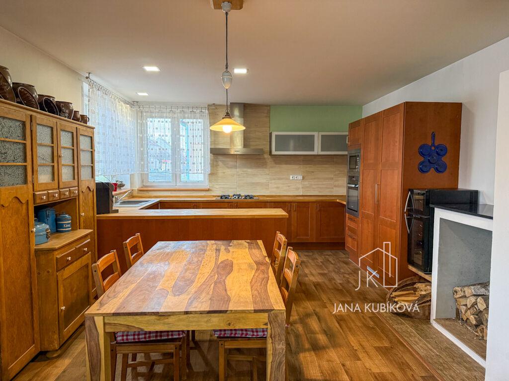 Prodej prostorného rodinného domu 2+KK a 3+1, garáží a zahradou 770 m² v Kyjově