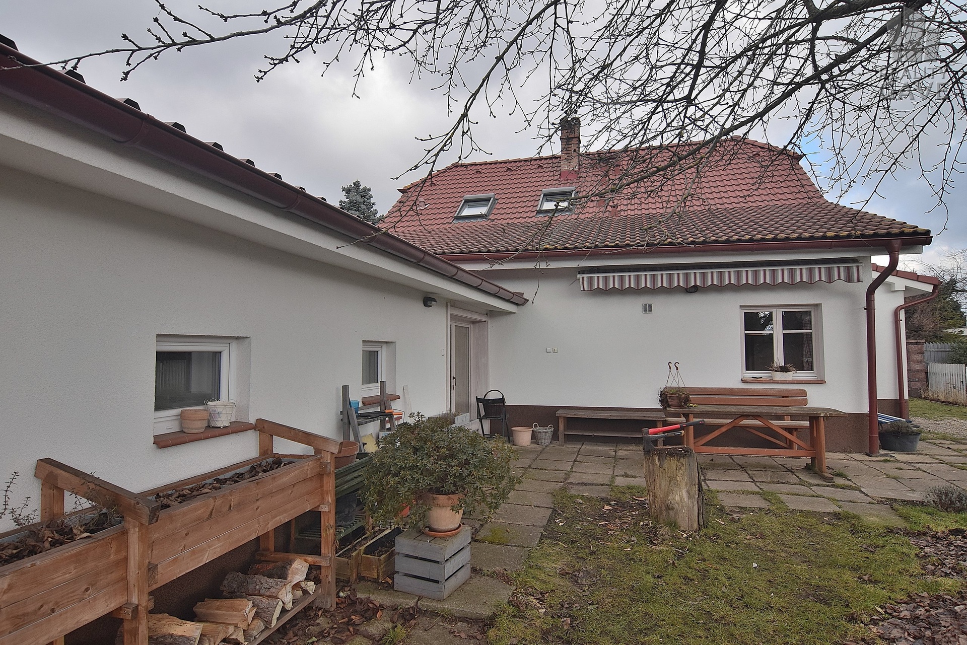 vlevo dílna, sklad a zimní zahrada