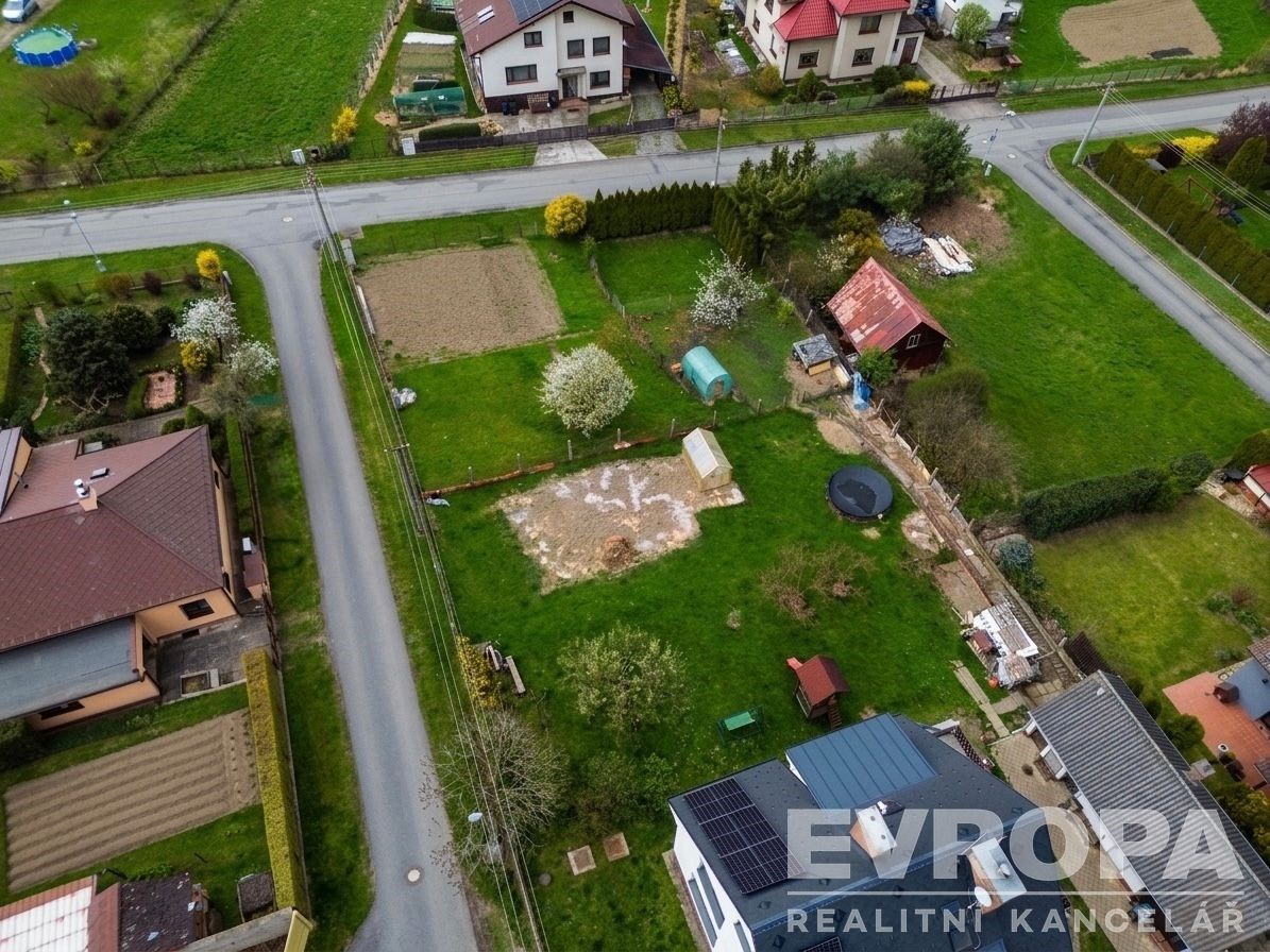 Stavební pozemek na prodej v klidné lokalitě, v blízkosti rodinných domů, ideální pro výstavbu, rovinný terén, dobrá dostupnost inženýrských sítí.