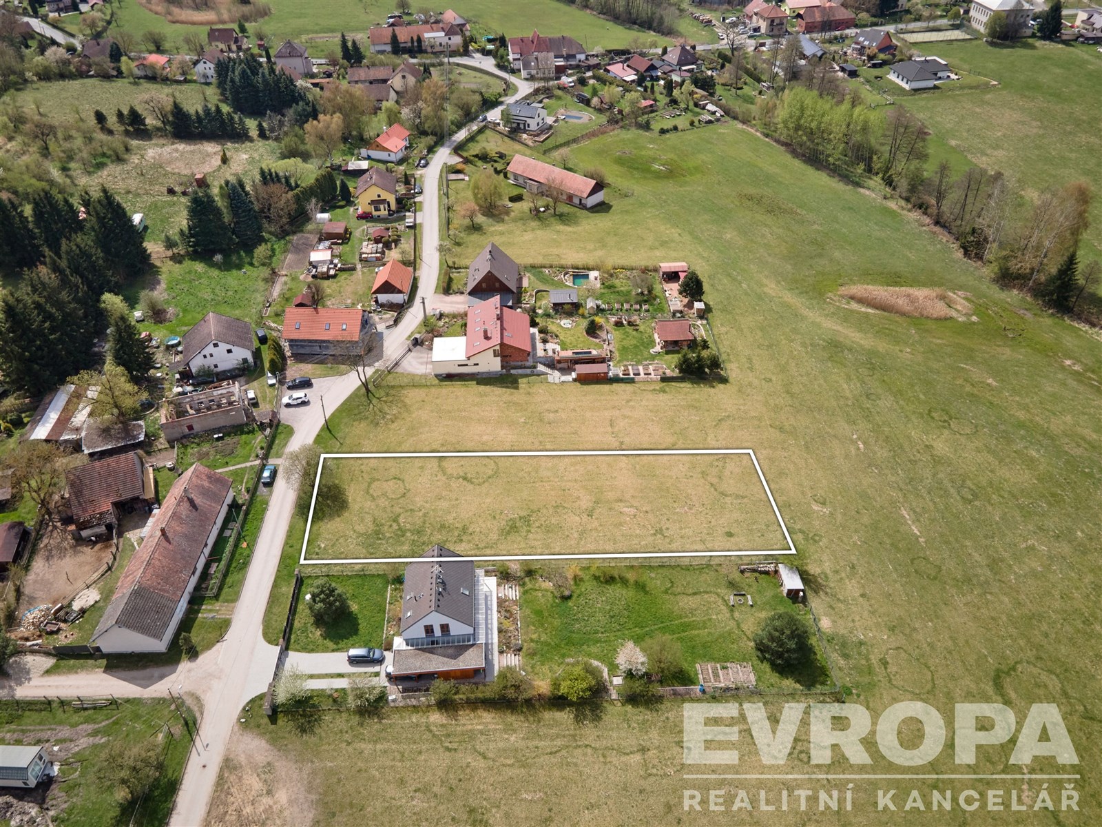 Stavební pozemek v malebné vesnici, ideální pro rodinný dům, s výhledem na okolní přírodu a klidnou zástavbu, blízko k veškeré infrastruktuře.