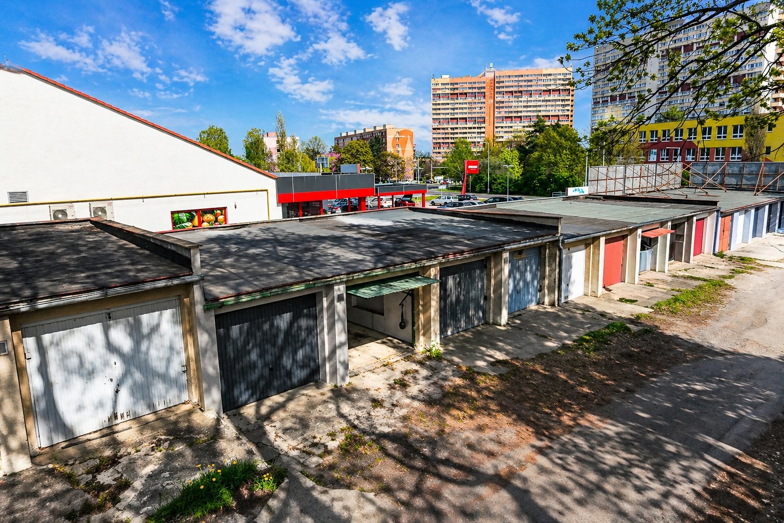 Pronájem garáže,17 m², elektřina, Chomutov, Pod Strážištěm ul.