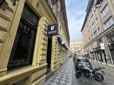 Pronájem obchodu se skladem 26m² + 18m², V Jámě, Praha 1