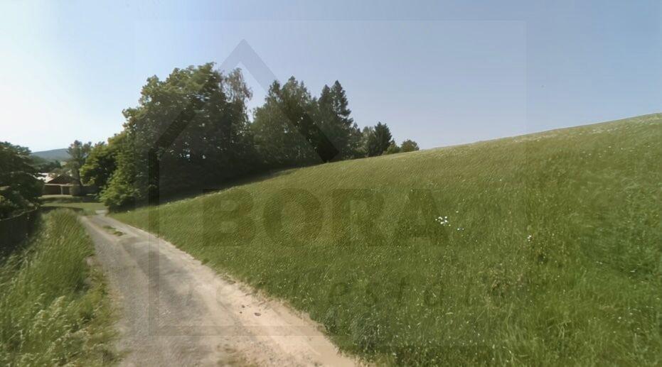 Stavební pozemek s velkou loukou