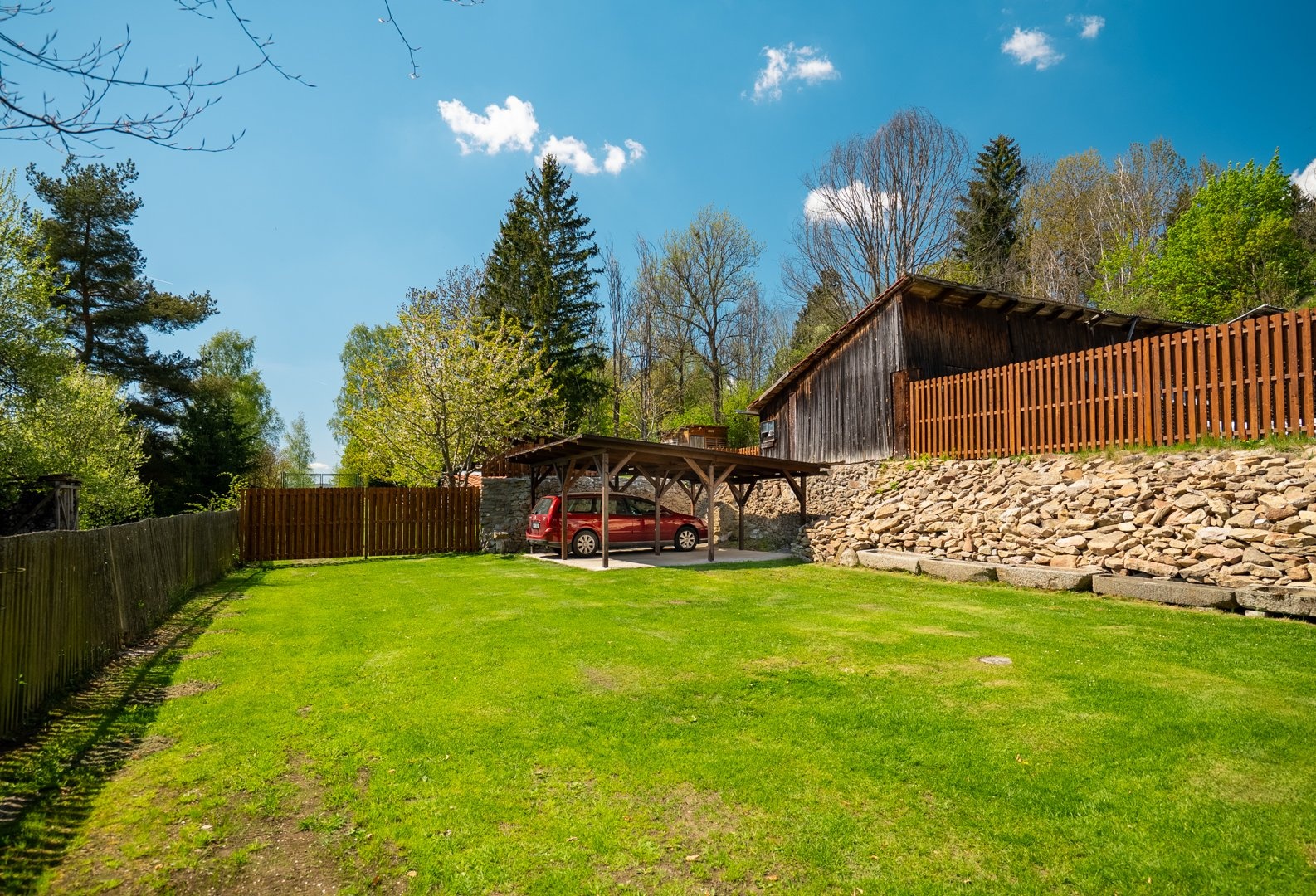 Zahrada s krytým stání pro 2 auta