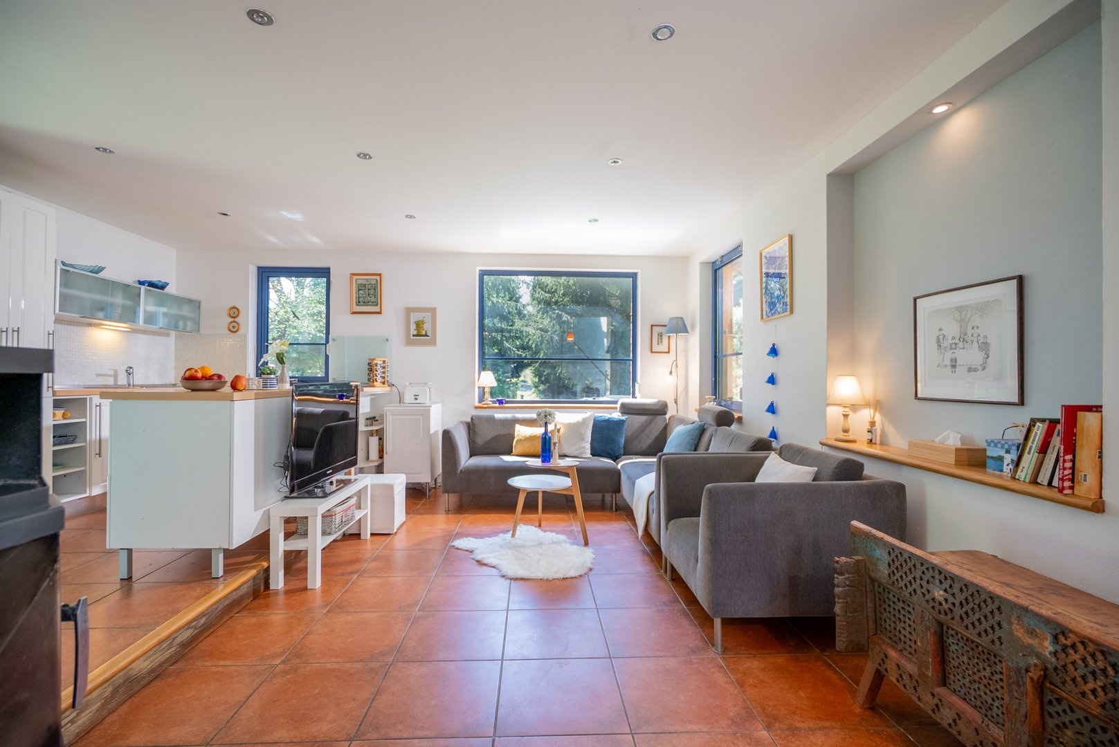 Obývací pokoj, vlevo kuchyně