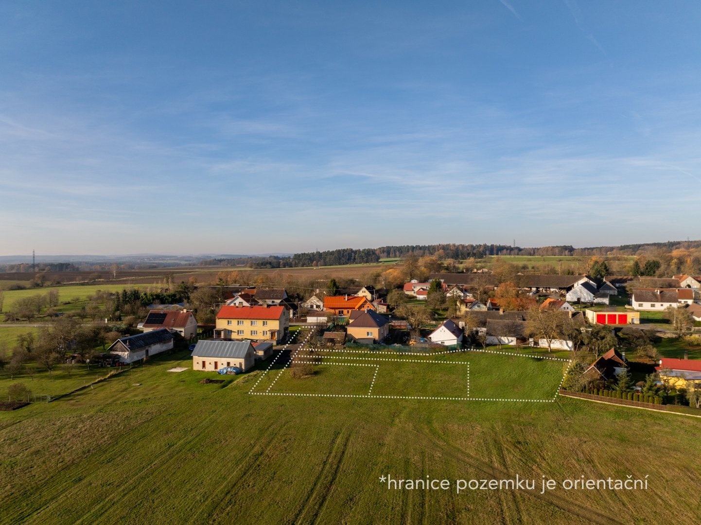 Celek s pozemky focený z dronu od východu směrem k obci