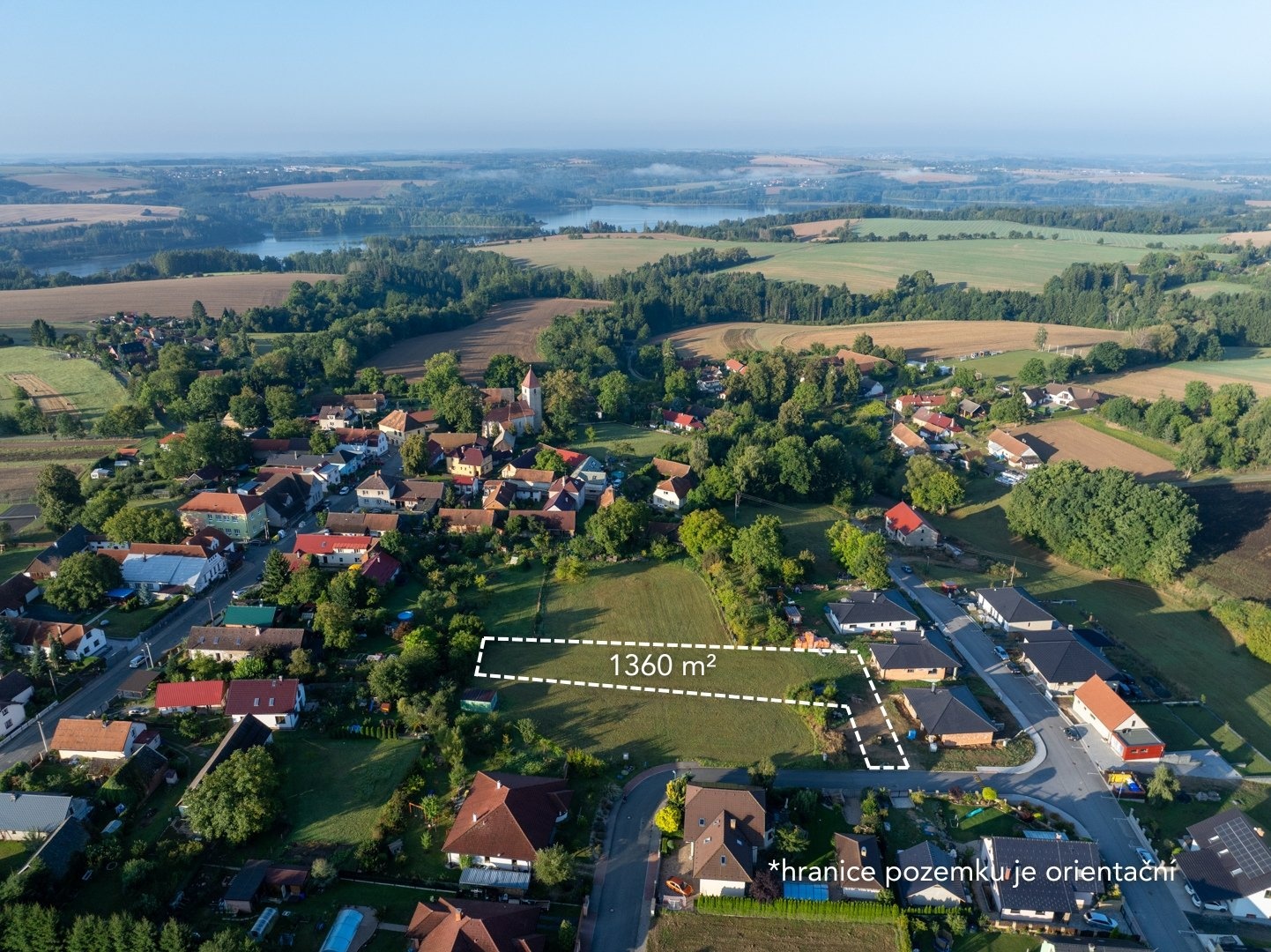 Pozemek v centru s nádrží Švihov v pozadí