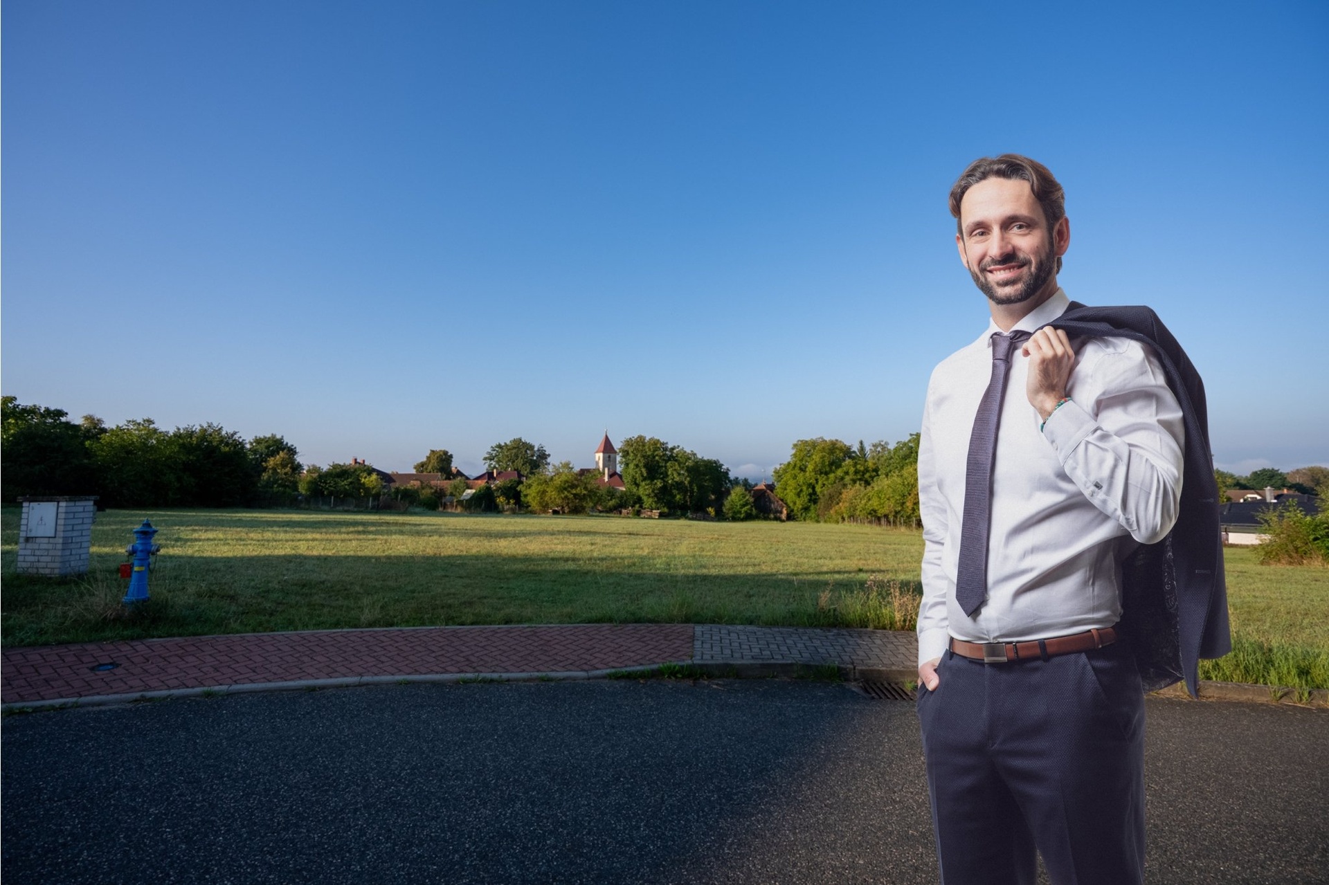 U pozemku el. rozvaděč, na hranici sítě