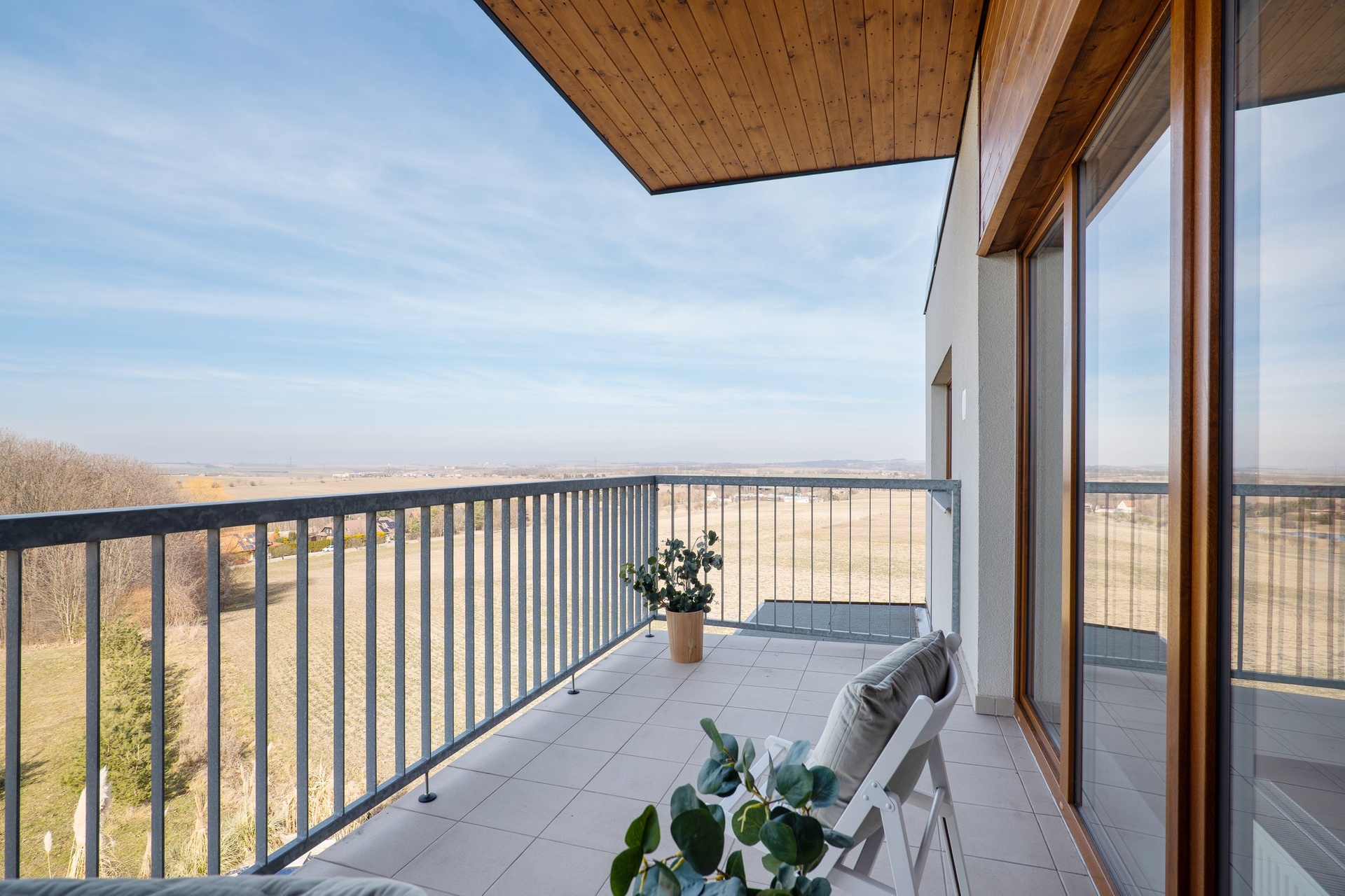 terasa s výhledem na Říp