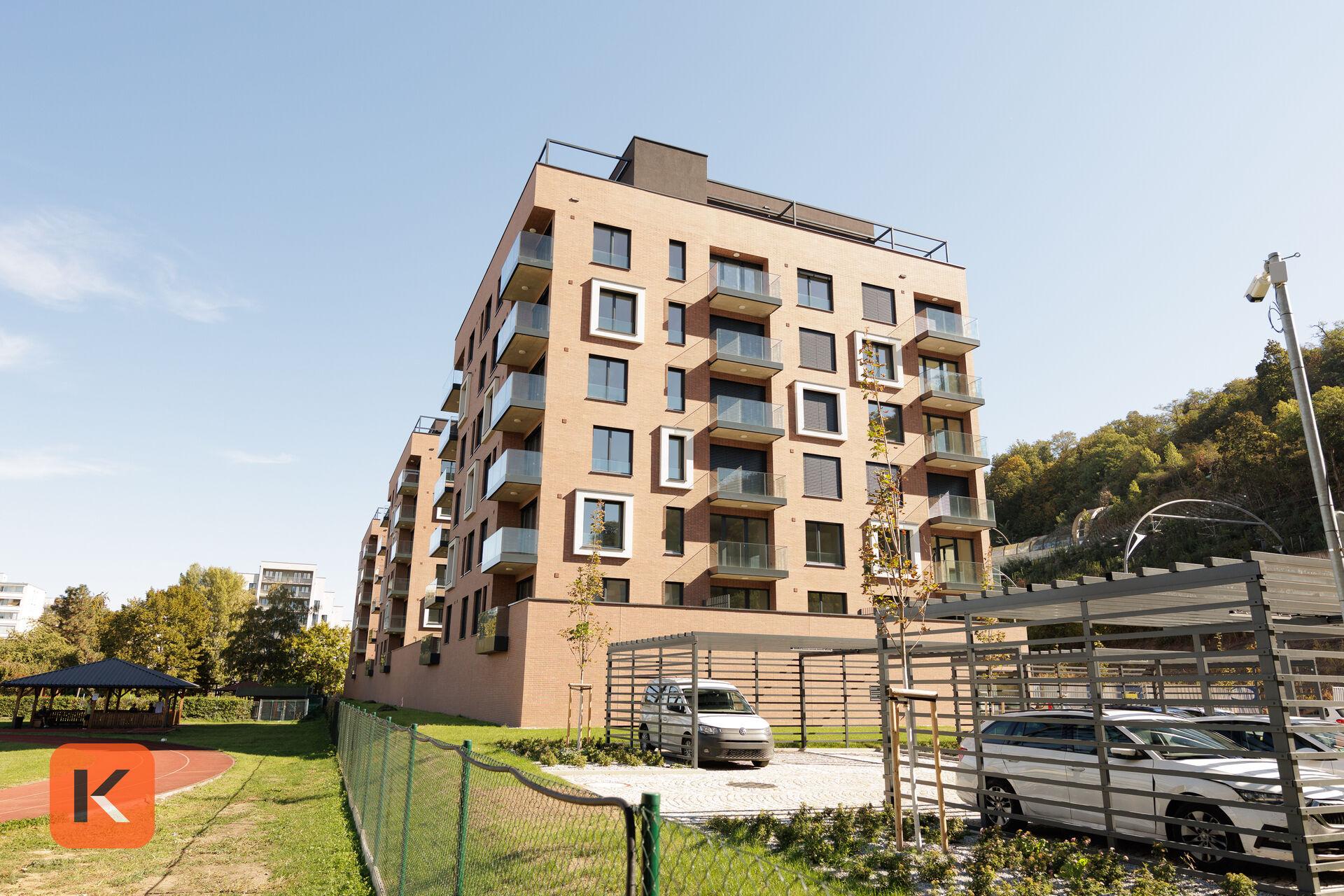 Pronájem nového bytu 2+kk s balkonem a sklepem – Rezidence Blízká, Praha 8 – Karlín