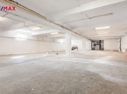 Pronájem skladovací prostor, 300 m²