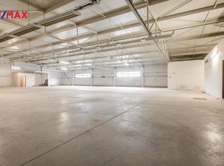Pronájem skladovací prostor, 940 m²