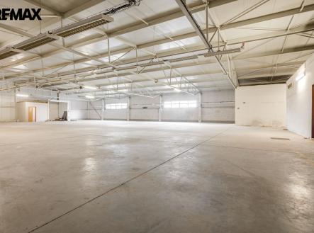 Pronájem skladovací prostor, 940 m²