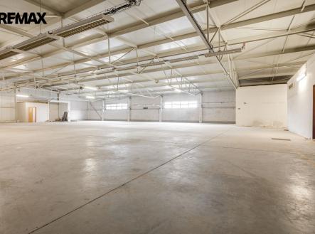 Pronájem skladovací prostor, 940 m²