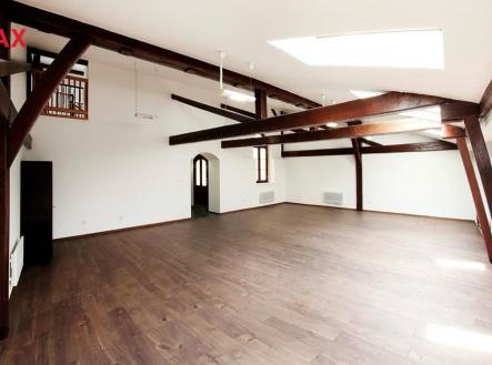 Pronájem kanceláře, 240 m²