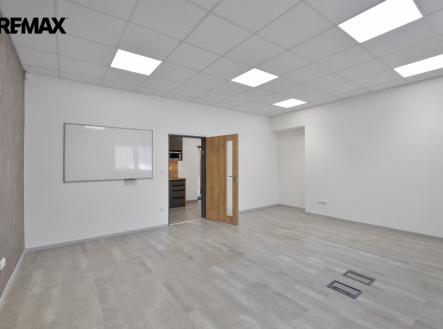 Pronájem skladu, 548 m²