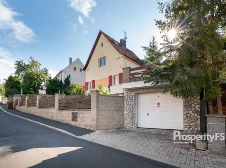 Prodej rodinného domu 4+1 s bazénem a garáží na pozemku 538 m², Ústí nad Labem - Střekov