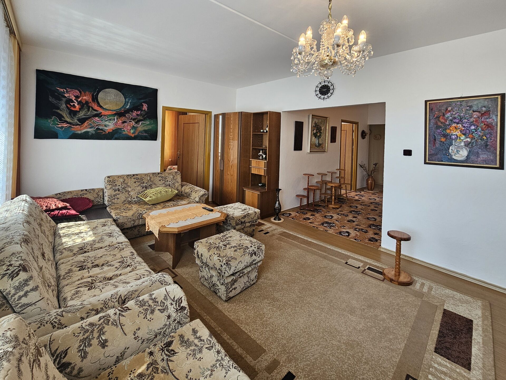 Prodej bytu 3+1 s balkonem Týn na Vltavou obývací pokoj