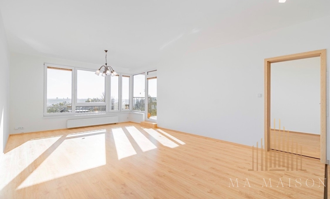 Obývací pokoj s balkonem