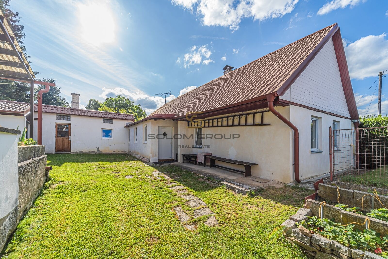 Prodej rekreačního domu 3+kk + dům pro hosty + garáž + bazén + pozemek o výměře 1.195 m². Velký Bor.