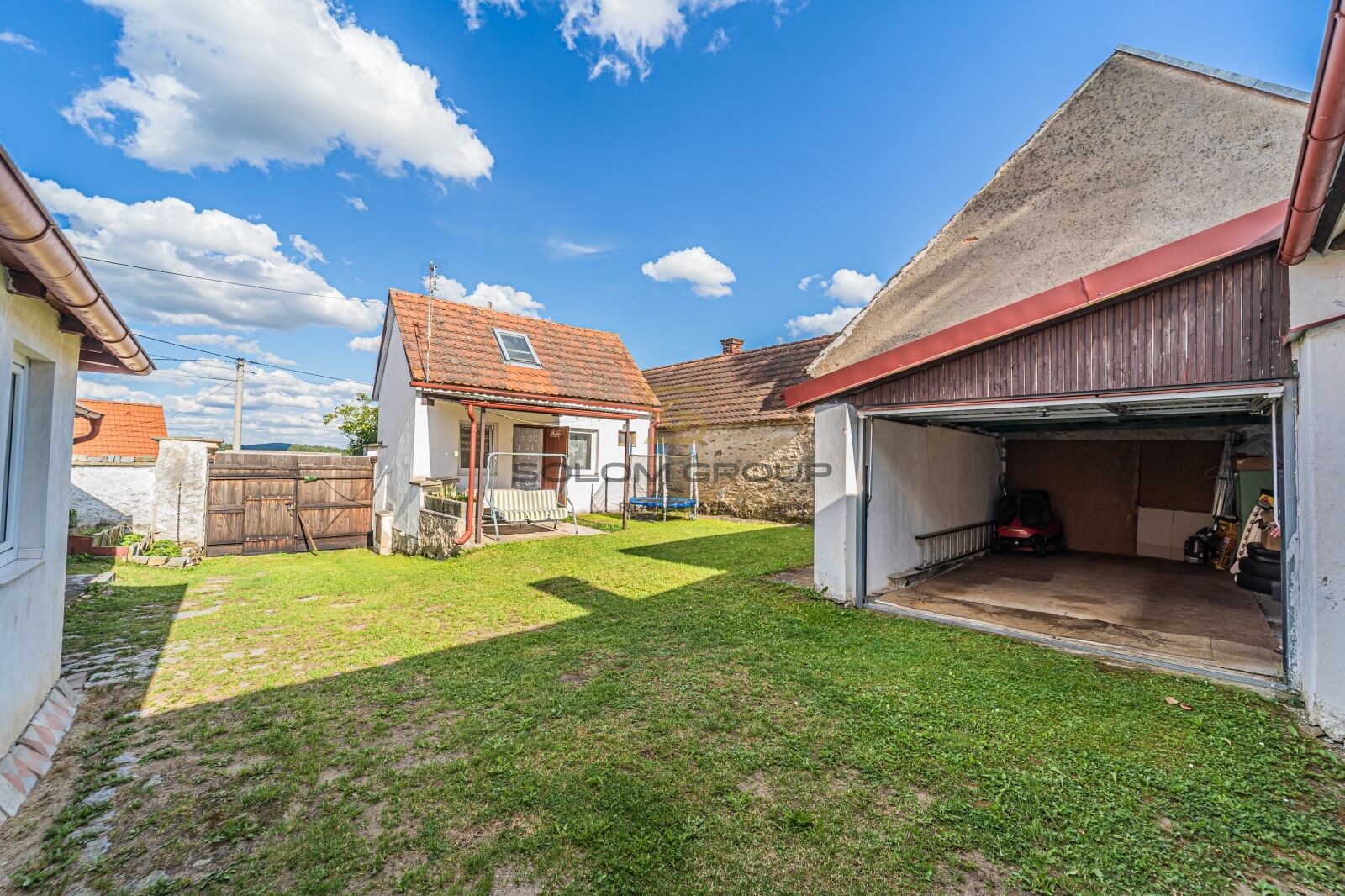 Prodej rekreačního domu 3+kk + dům pro hosty + garáž + bazén + pozemek o výměře 1.195 m². Velký Bor.