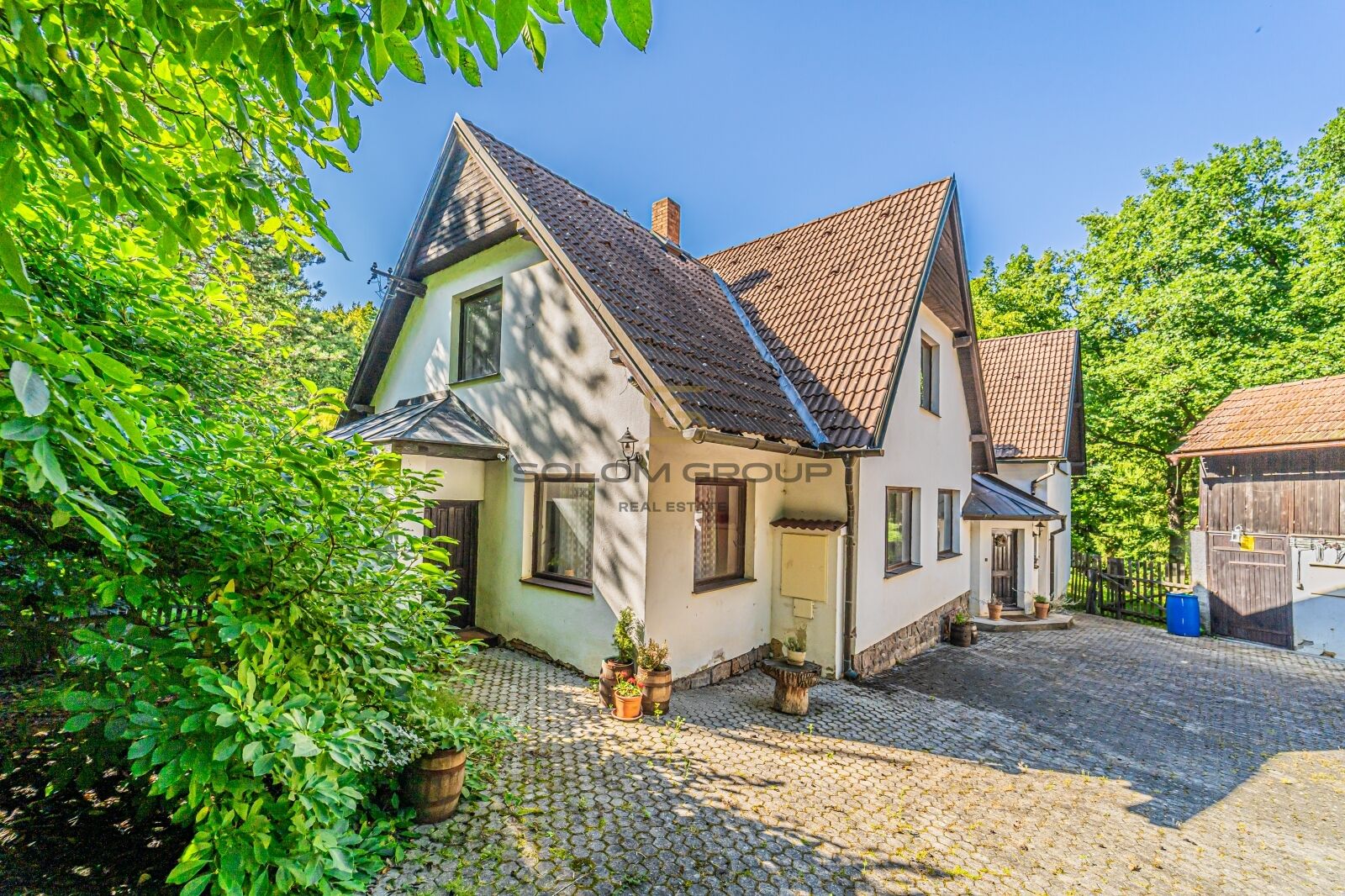 Prodej rodinného domu 6+1 s lesem, rybníky a bazénem – Hostomice pod Brdy, okres Beroun