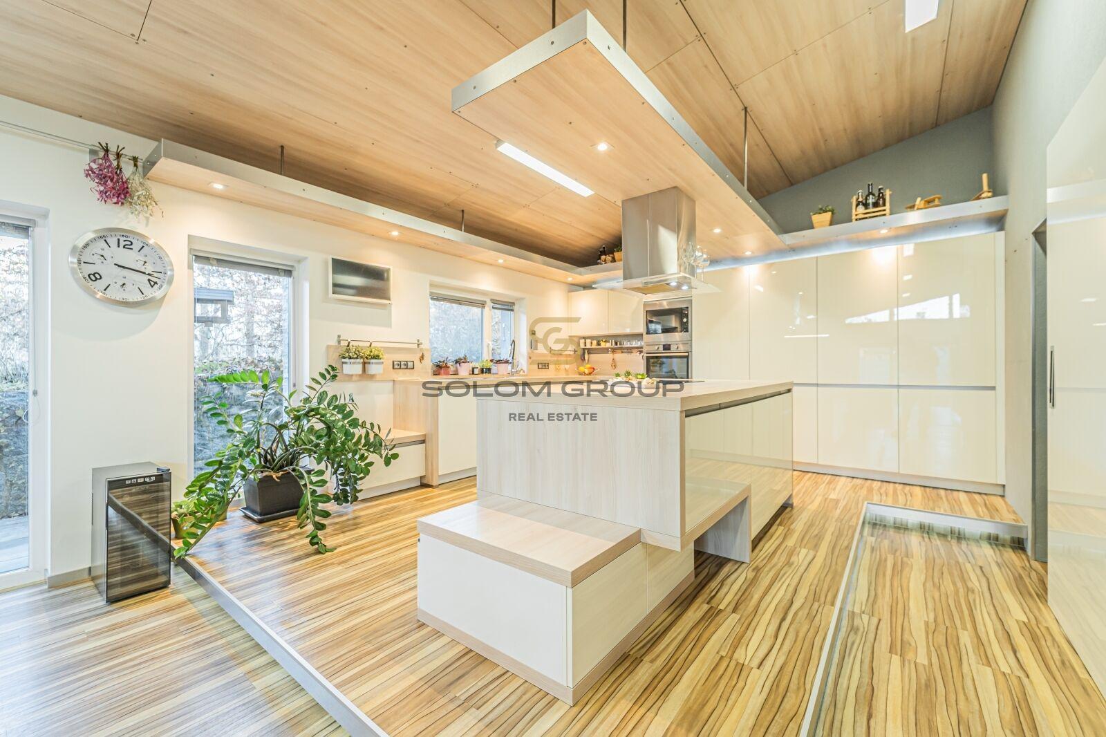 Prodej komplexu dvou rodinných domů, pozemek 1.021 m², garáž, Rudná u Prahy