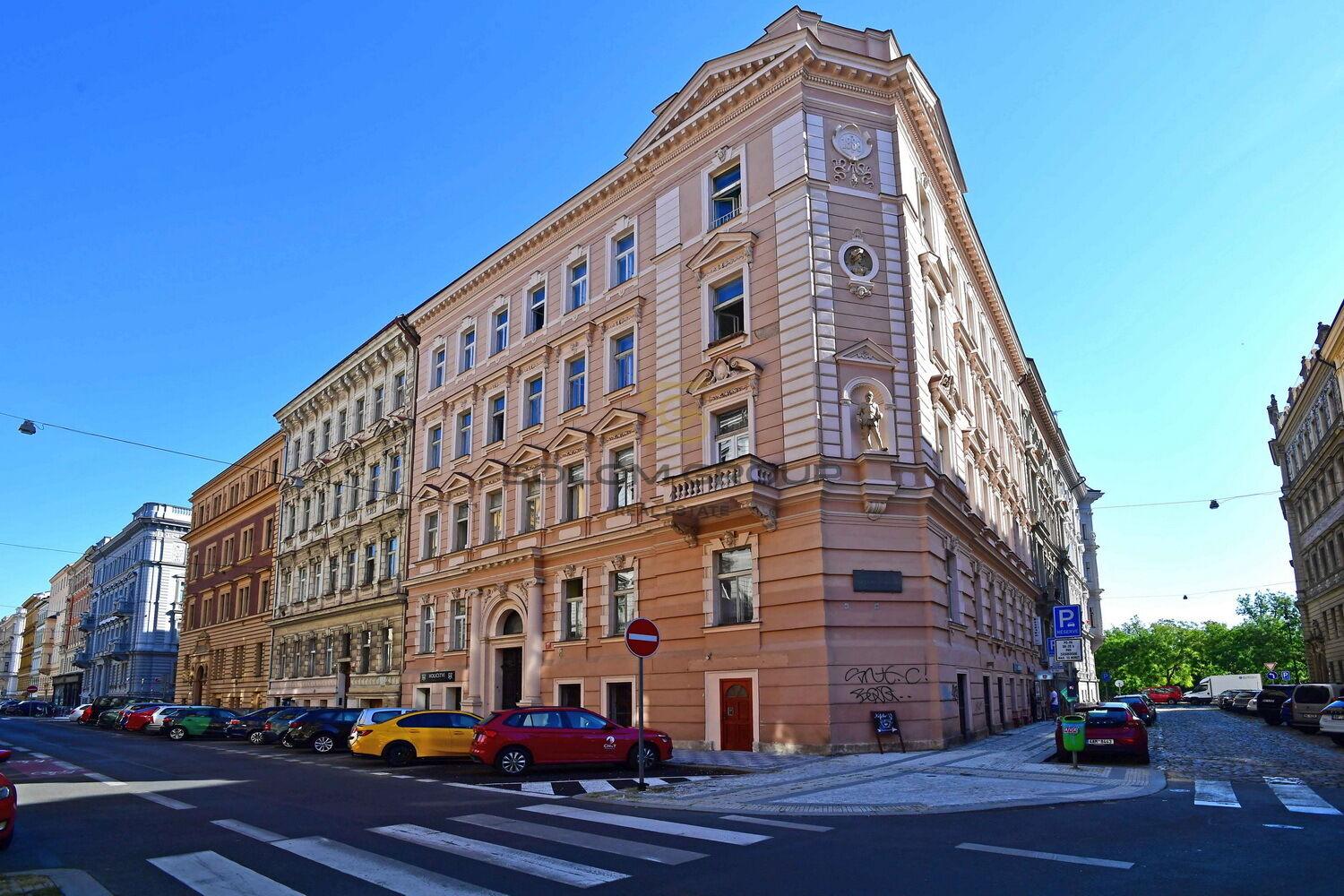 Pronájem bytu 2+kk, 60 m2, po úpravách, Smíchov, cihlový dům