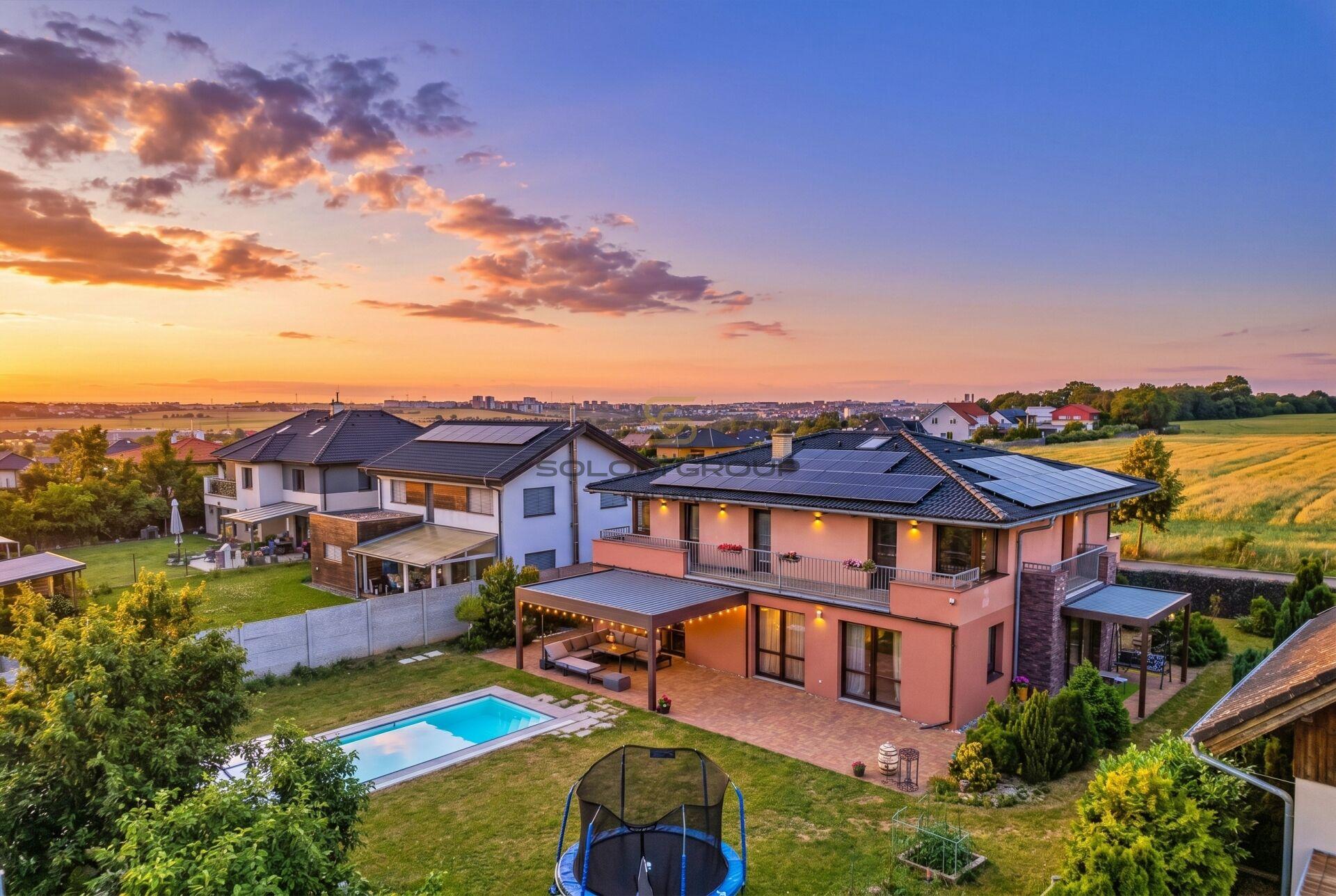 Luxusní rodinný dům 6+kk,  242 m², pozemek 800 m², bazén, garáž - Zbuzany u Prahy
