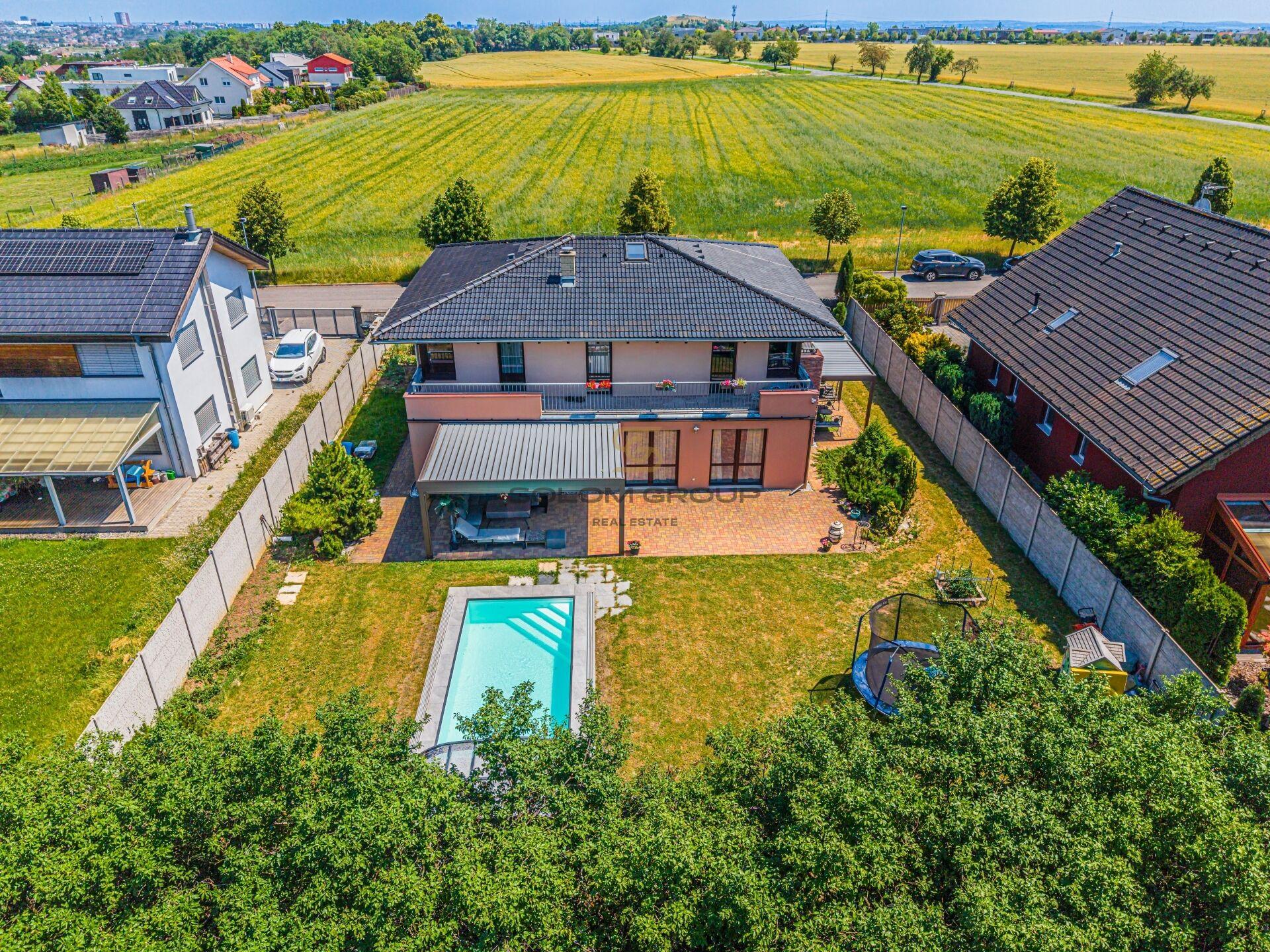 Luxusní rodinný dům 6+kk,  242 m², pozemek 800 m², bazén, garáž - Zbuzany u Prahy