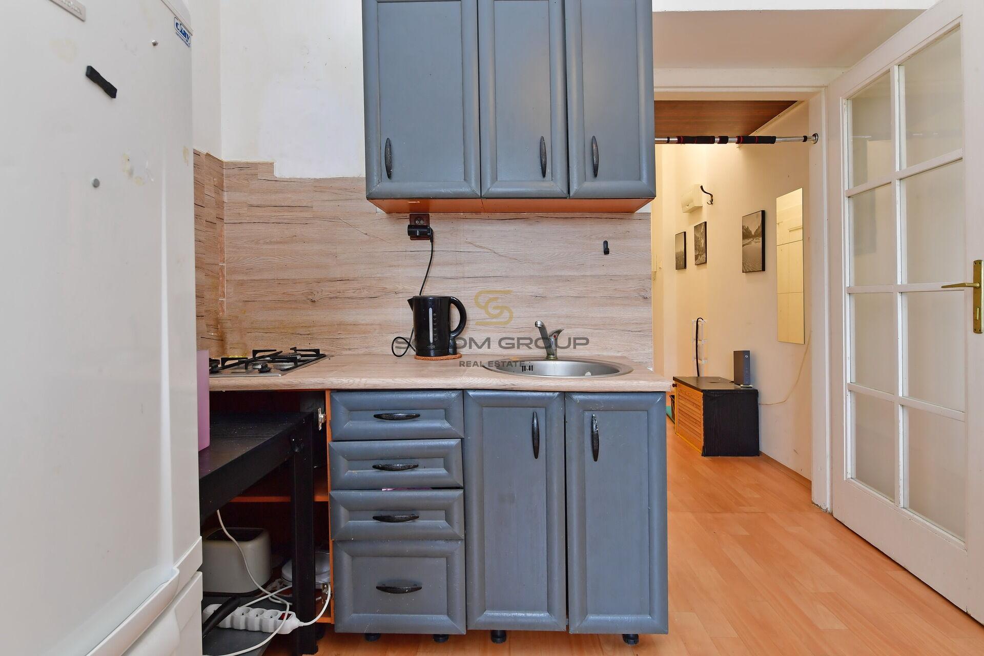 Pronájem bytu 1+kk, 28 m², 1. patro, cihlový dům, Nusle