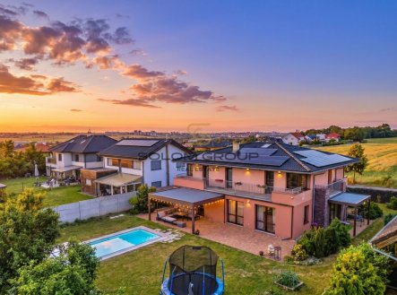 Luxusní rodinný dům 6+kk,  242 m², pozemek 800 m², bazén, garáž - Zbuzany u Prahy