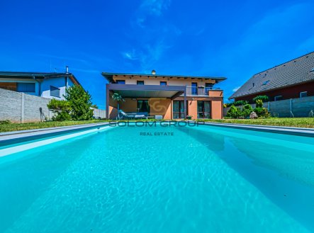Luxusní rodinný dům 6+kk,  242 m², pozemek 800 m², bazén, garáž - Zbuzany u Prahy