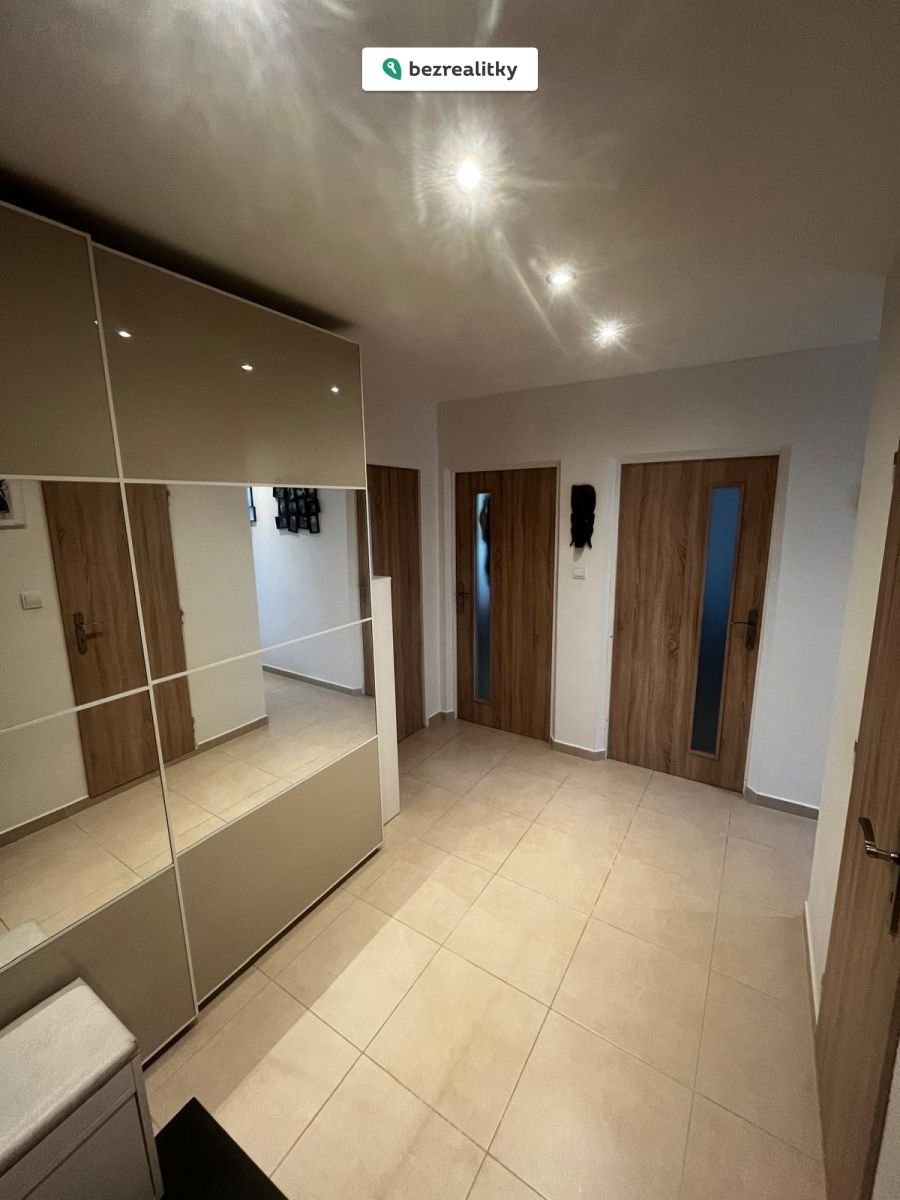 1760975018-fhcuzgikev-chodba1