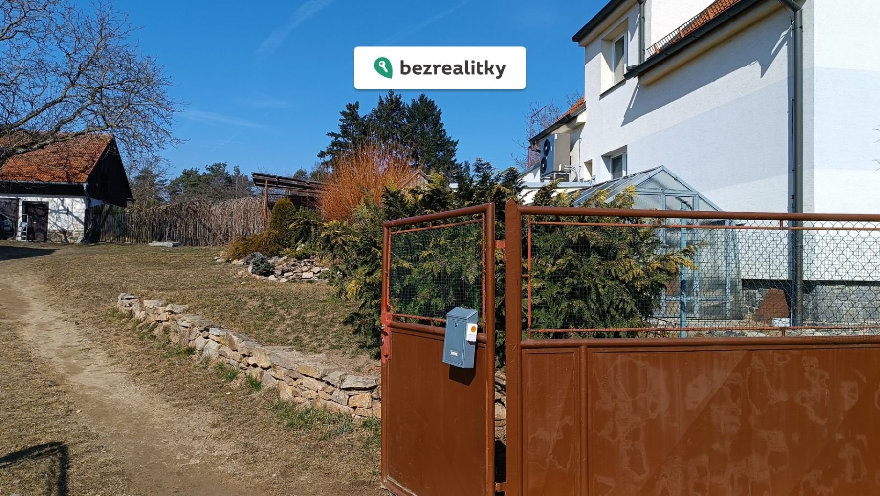 1761735966-uznqpqfarg-branice-venku-2812-29