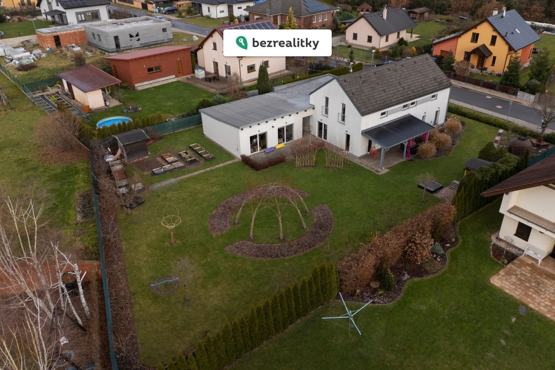 1764514443-ecqwlhvomr-arch-foto-dum-recany-20-11-2025-28