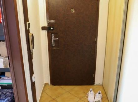 1764703531-pnpwrgnmpy-14-praha4-byt-na-prodej-chodba