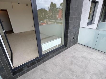 1766437724-qsziotapti-balkon-obyvak