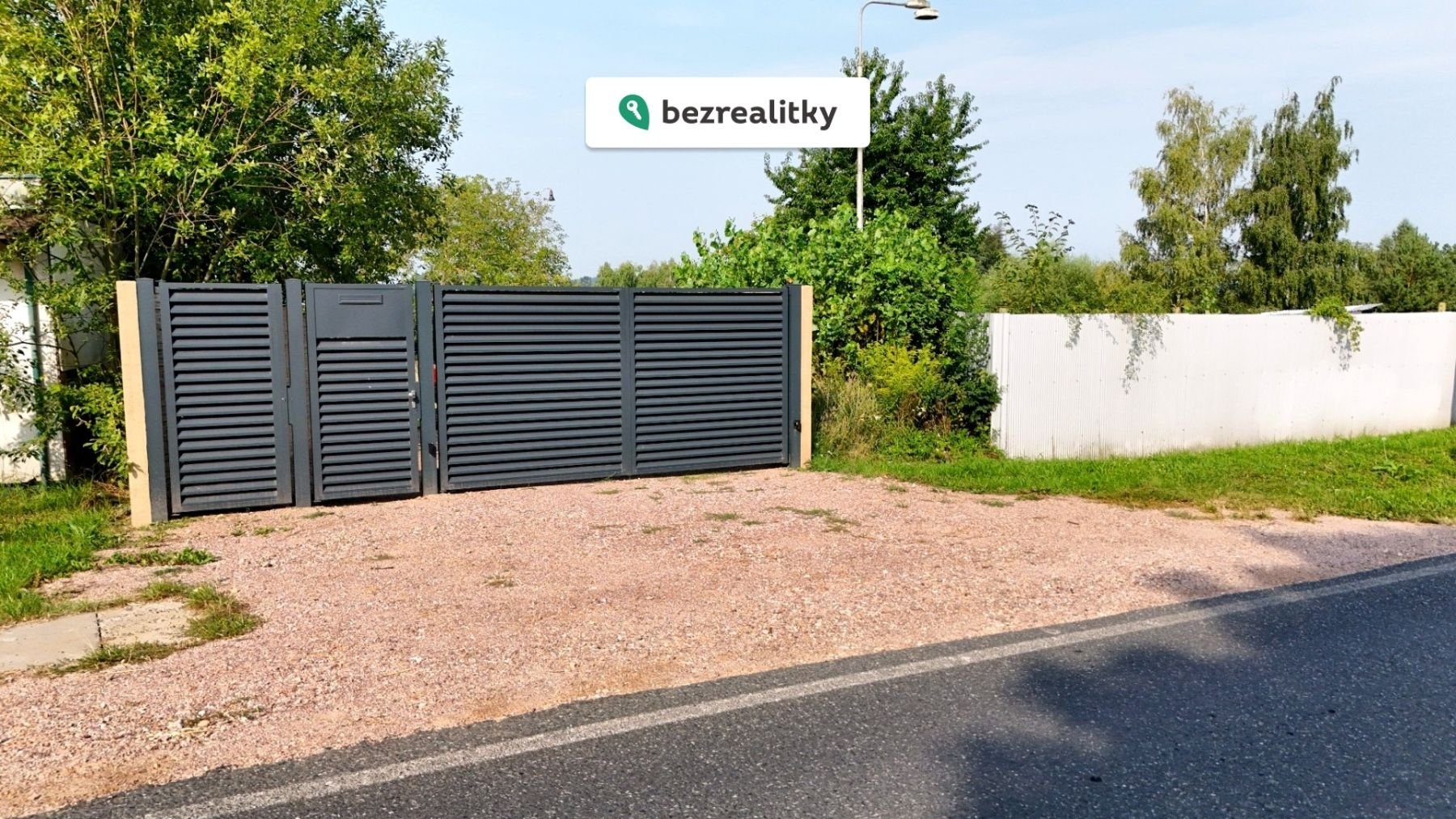 1770713714-myfvumtkzn-1-1-uzav-c5-99en-c3-bd-are-c3-a1l-betonov-c3-bd-plot-2-m-2c-elektrick-c3-a1-hl