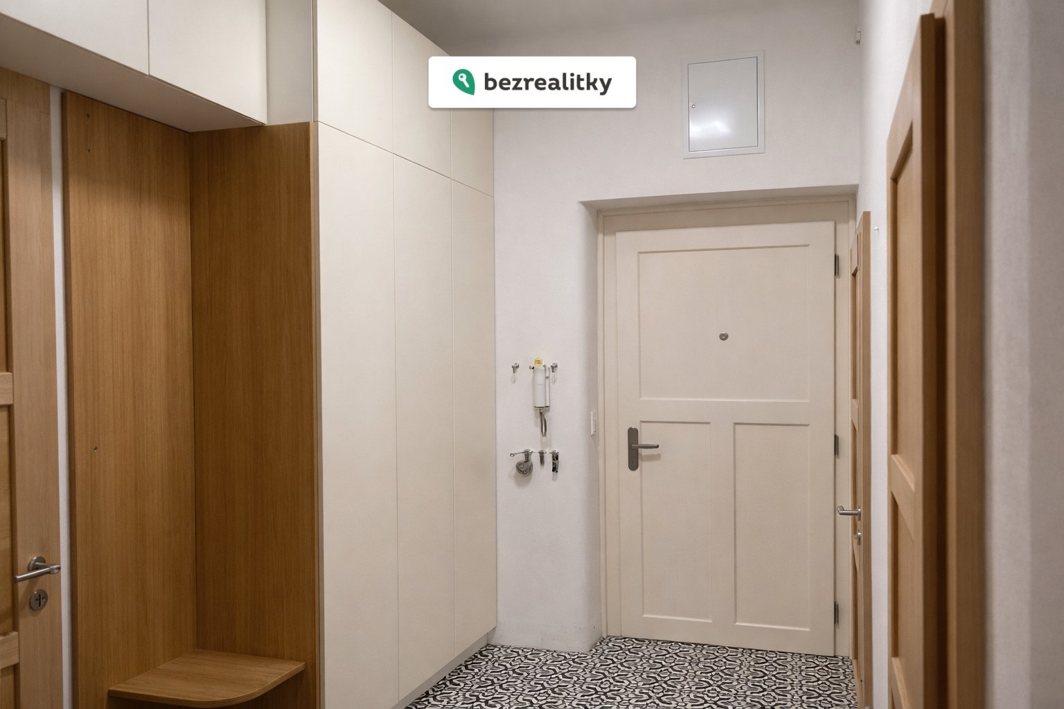 1770674384-tdoqunjwxv-upscaled-chodba