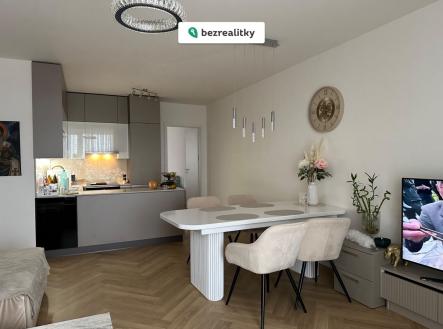 1773702446-mjjvllhttr-img-6741